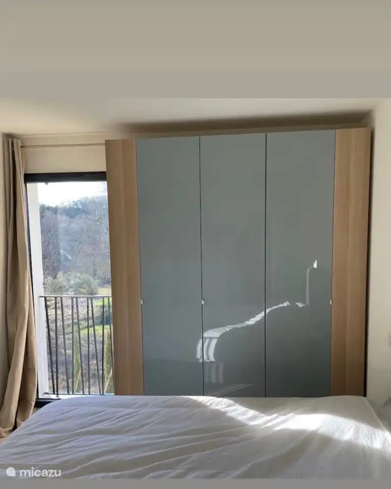 Mucho espacio de almacenamiento en los dormitorios.