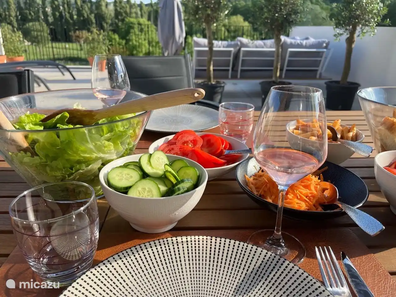 Disfrute de la terraza con vistas a los alrededores.