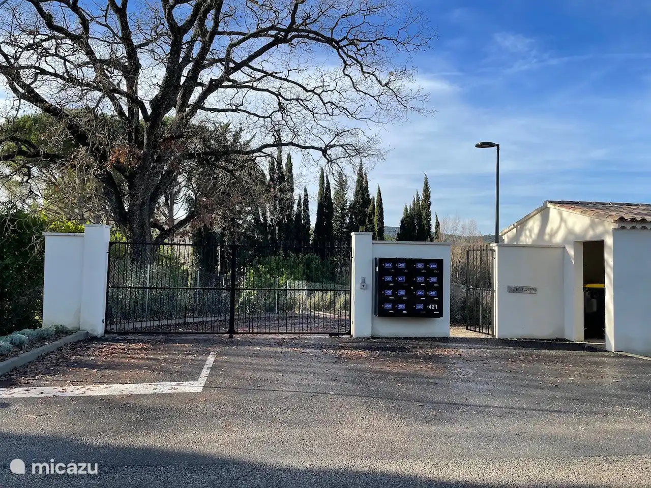 La puerta protege el dominio y, por lo tanto, proporciona una mayor tranquilidad. La puerta se abre con un código, pero también obtienes un control remoto.