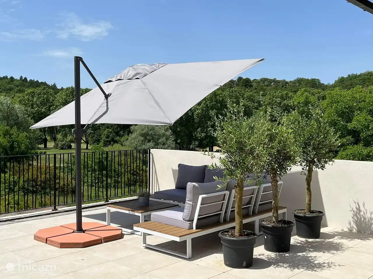 Salón para descansar en la terraza.