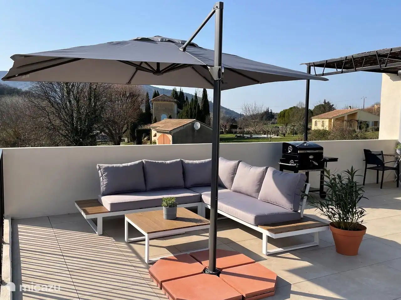 Aperitivos en el salón para luego encender la barbacoa y disfrutar...