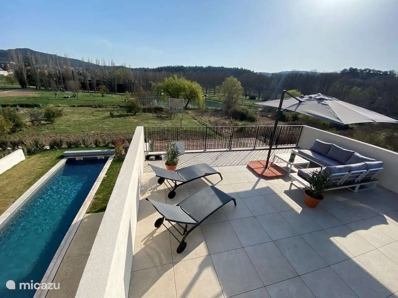 Nuestra piscina que compartimos con otros tres apartamentos.