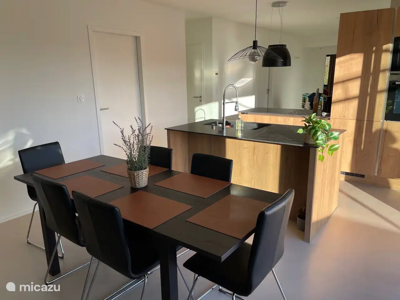 Amplio comedor interior.