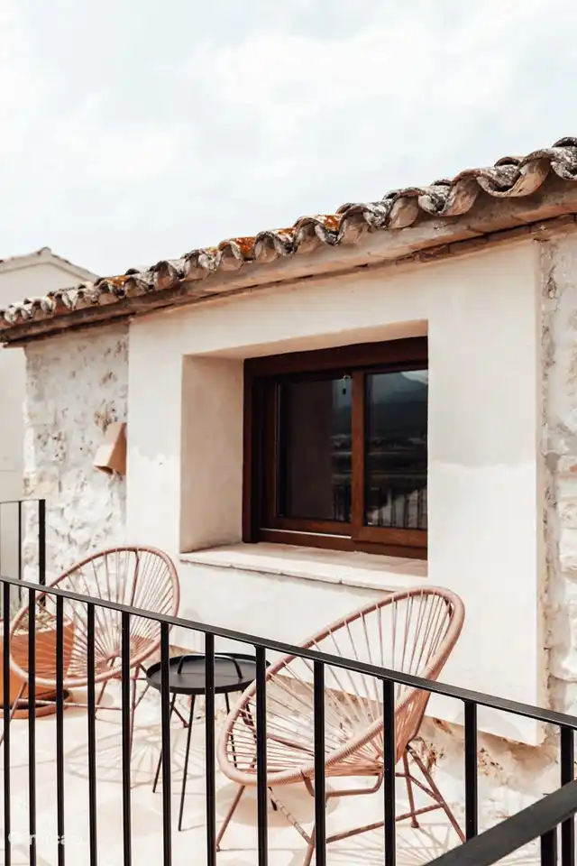 Balcón con vista al valle y las montañas