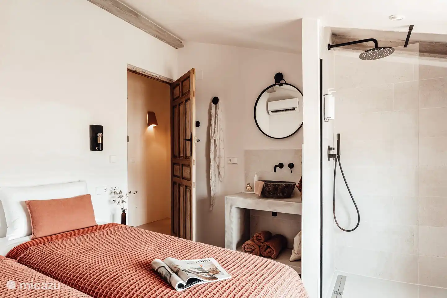 Dormitorio con baño en suite