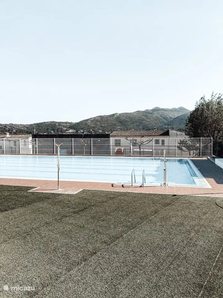 A 2 minutos a pie hay una piscina de agua salada de 25 metros. Abierto todos los días en verano, vestuarios y socorrista.