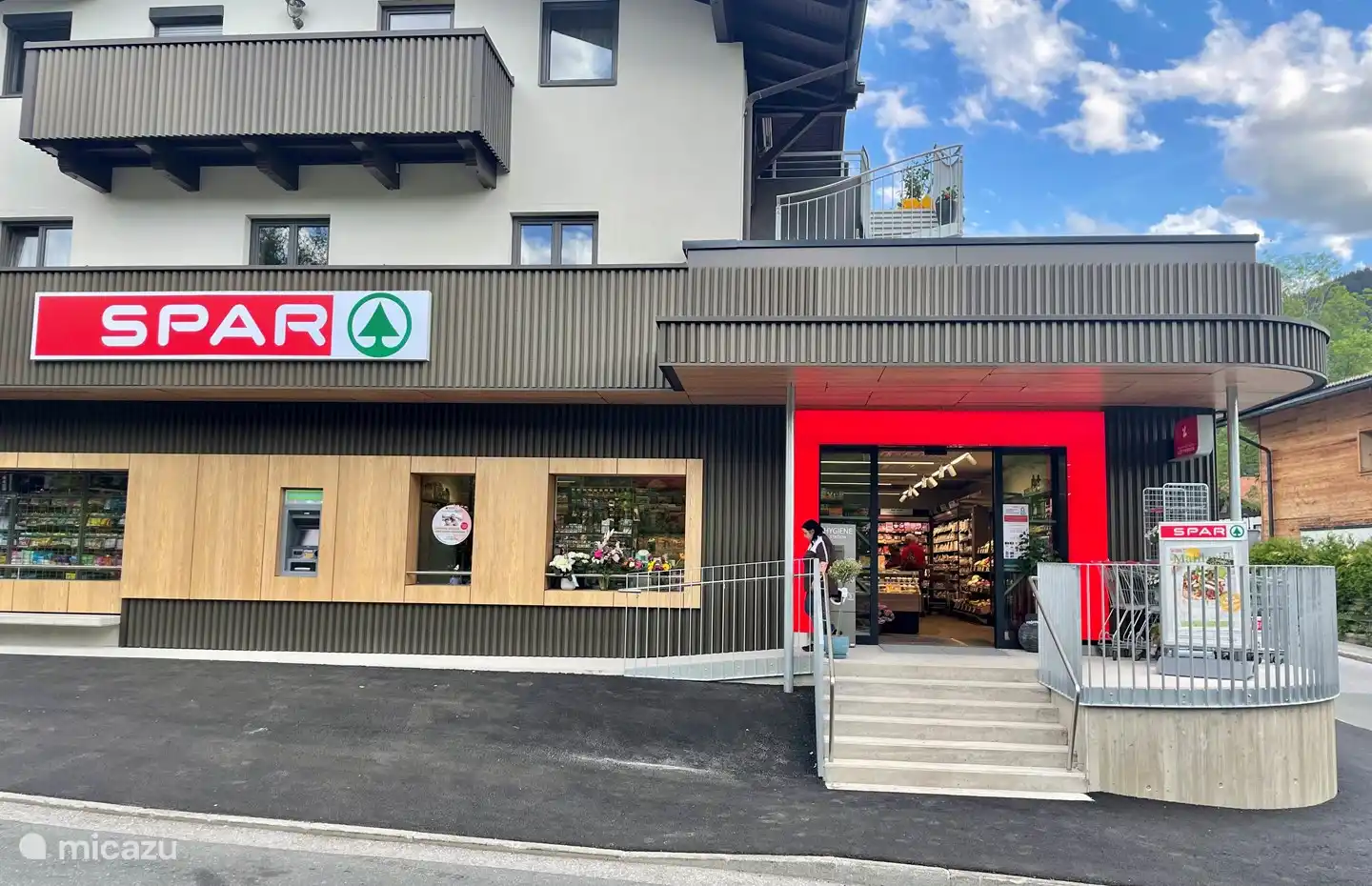 SPAR, a 300 metros del apartamento