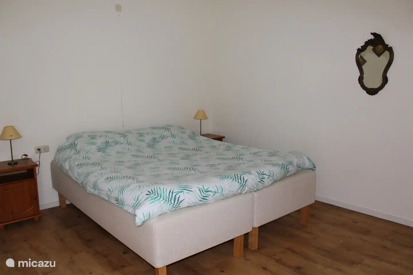 Une chambre spacieuse avec un joli lit