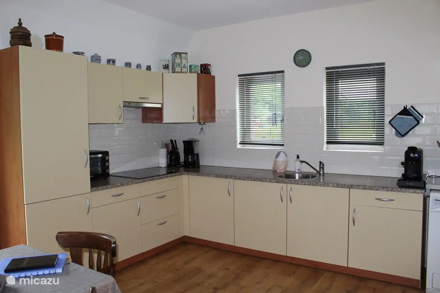 Une cuisine ouverte, équipée de tout le confort