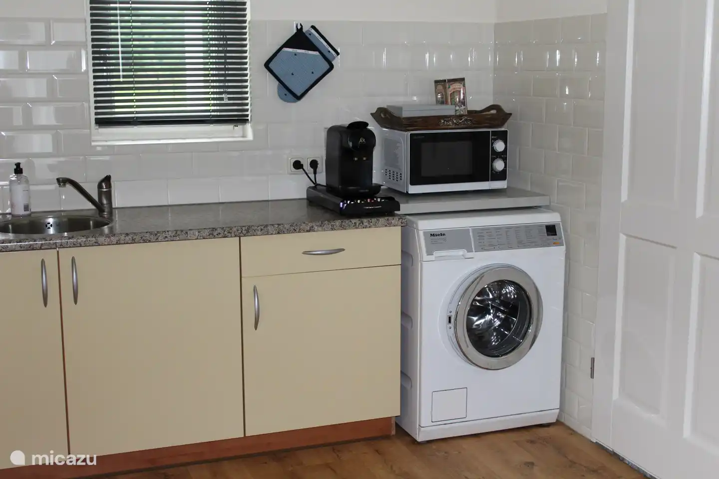 Une machine à laver prête à l'emploi