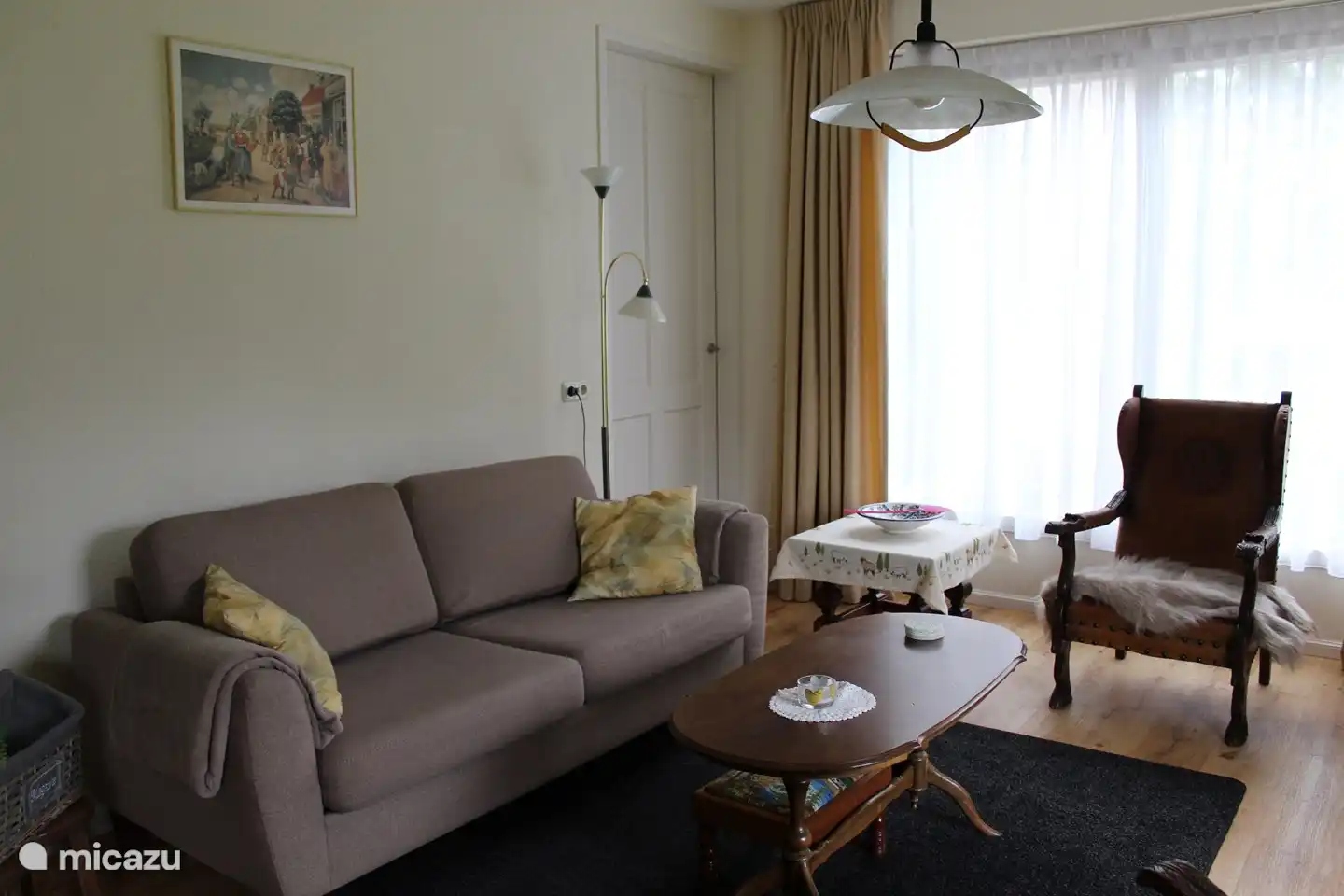 Profitez du calme et de la tranquillité sur ce canapé ou l'un des fauteuils authentiques