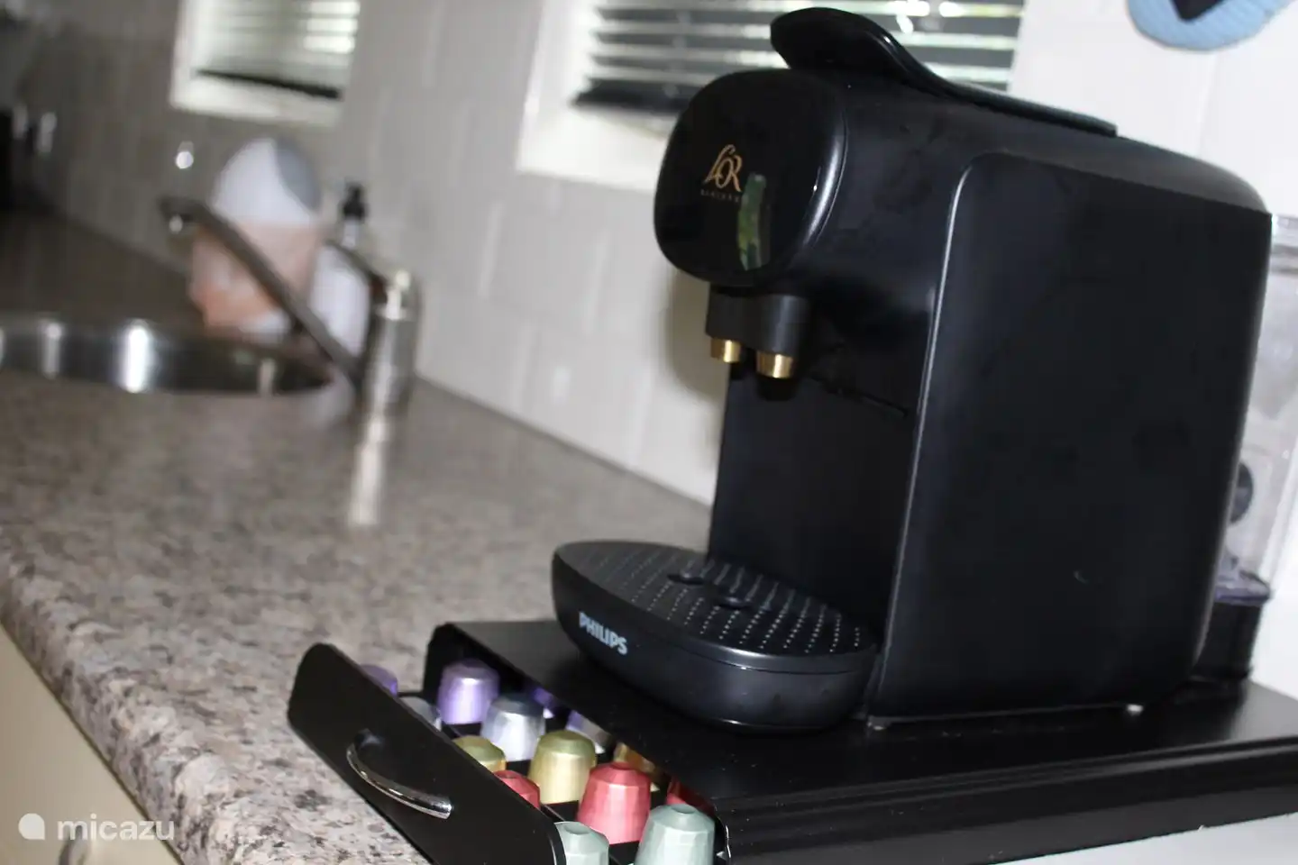 Une machine à café Nespresso, y compris les tasses