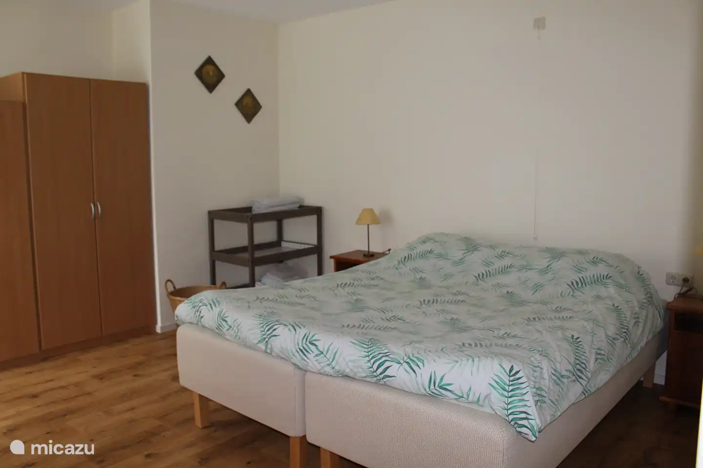 Un lit merveilleusement grand et fait est disponible dans la maison de vacances