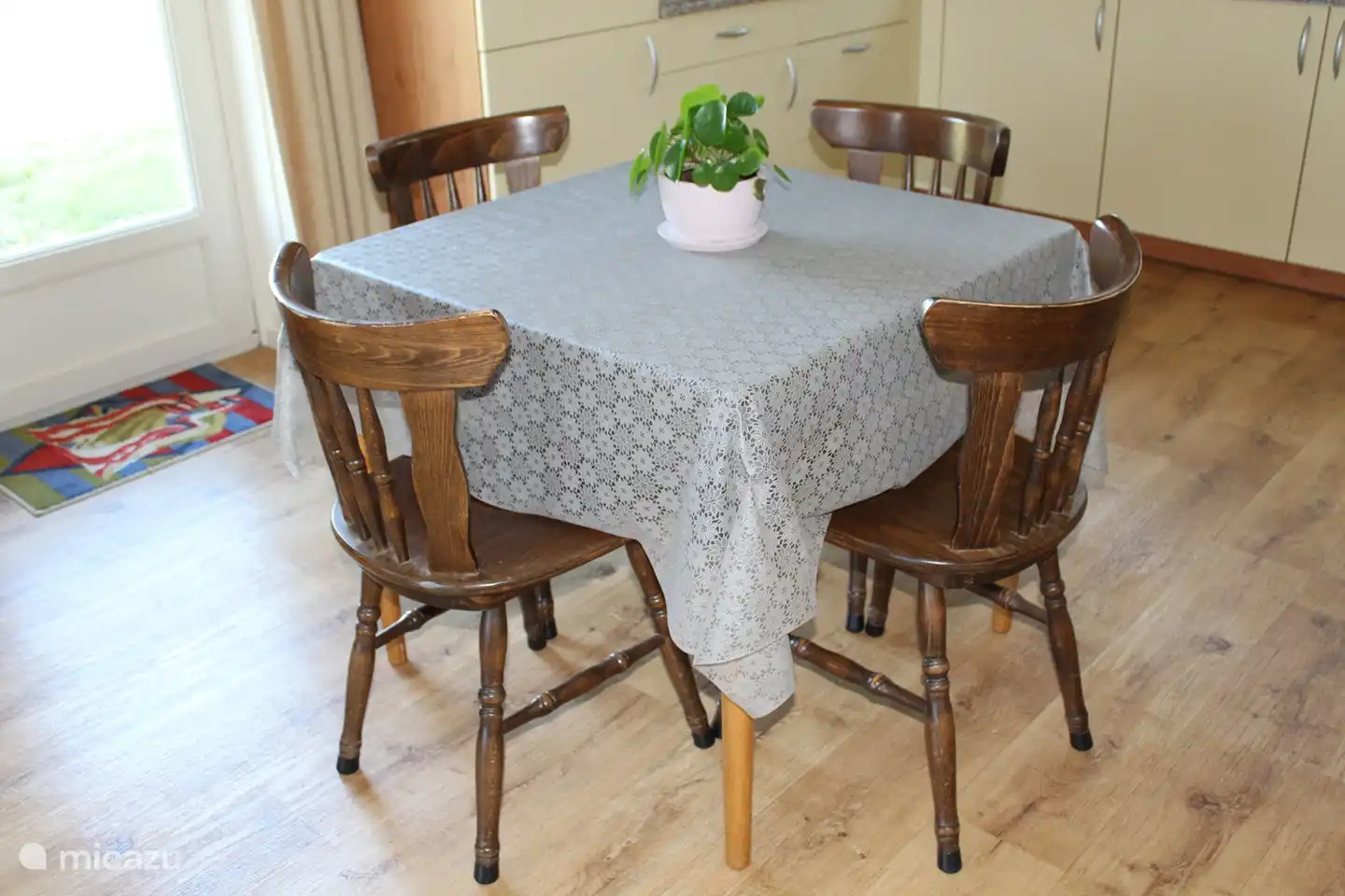 Délicieux petit-déjeuner ou dîner à cette table champêtre.