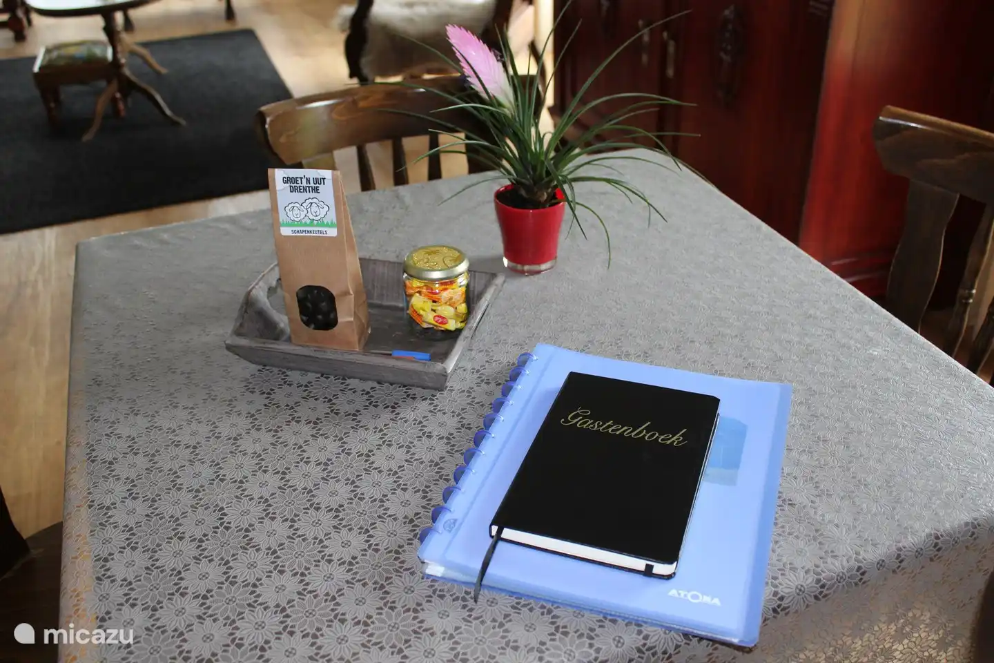 Un livre d'or est disponible dans lequel chaque invité peut écrire quelque chose.