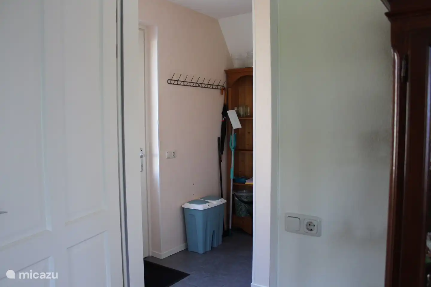 Des produits de nettoyage et une poubelle pratique sont disponibles dans le hall.