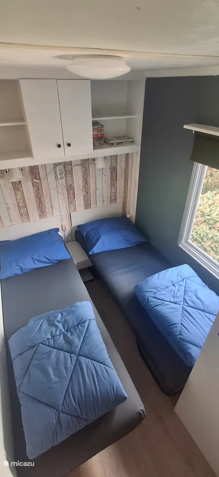 Bedroom with 2 beds