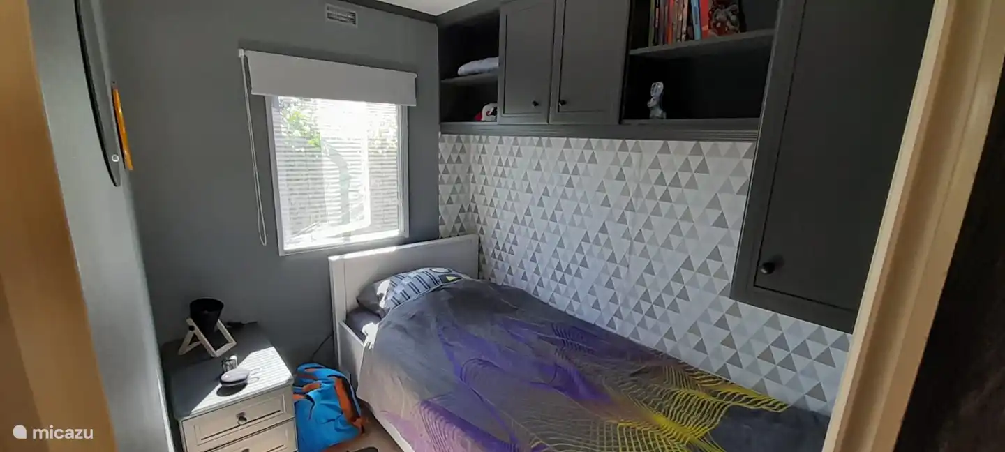 Schlafzimmer mit 1 Personenbett + Ausziehbett