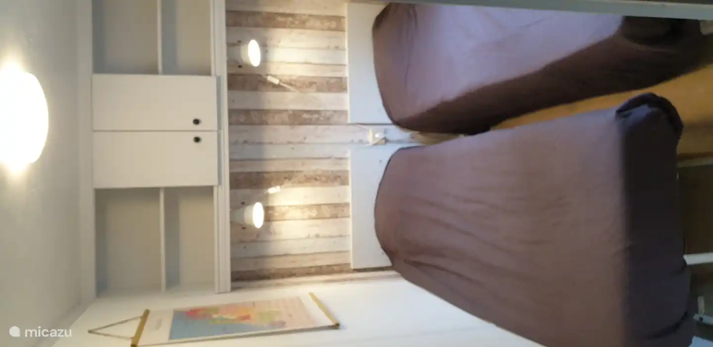 Kinderzimmer mit 2 getrennten Betten und Schrank