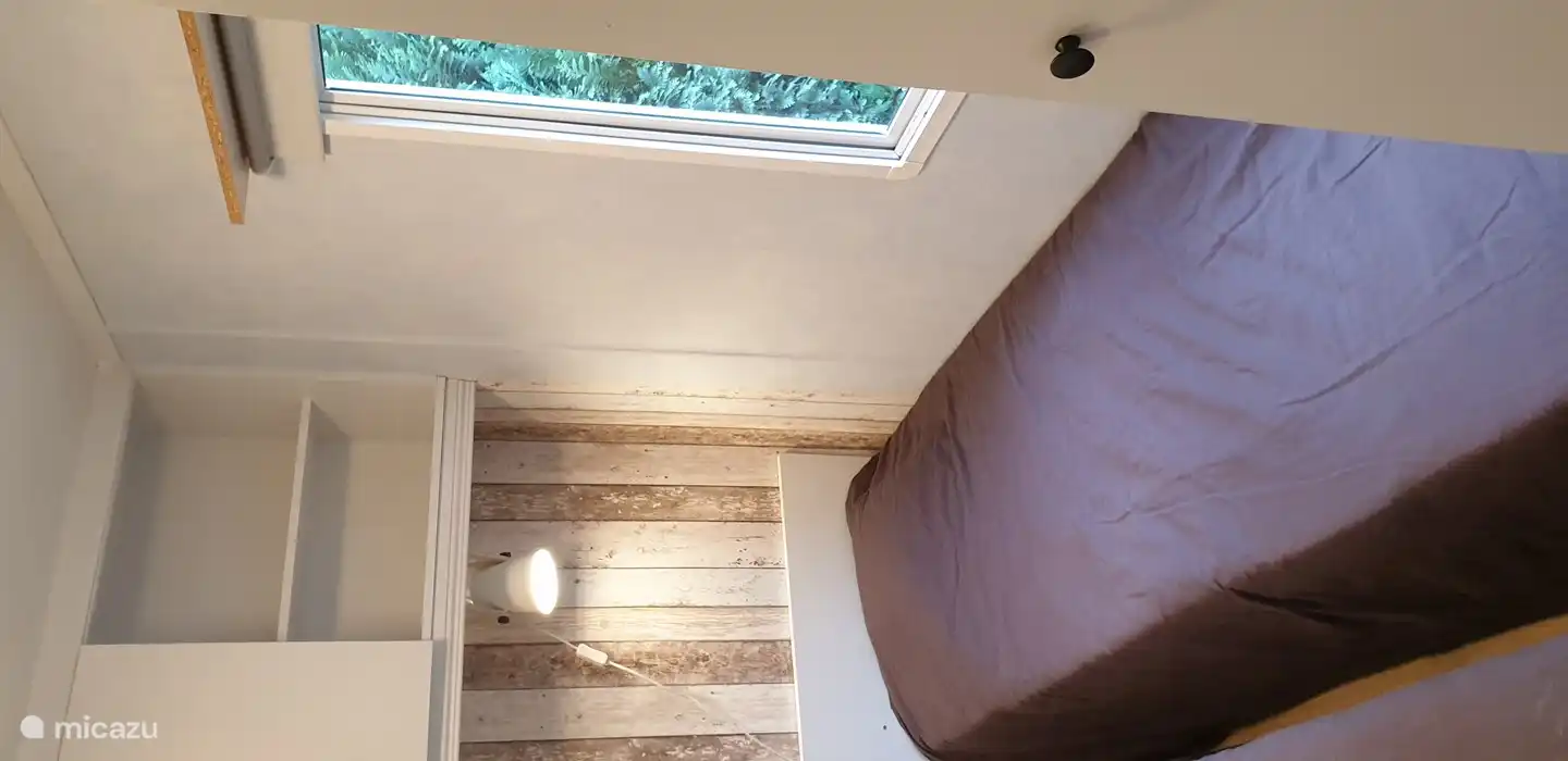 Kinderzimmer mit 2 getrennten Betten und Schrank