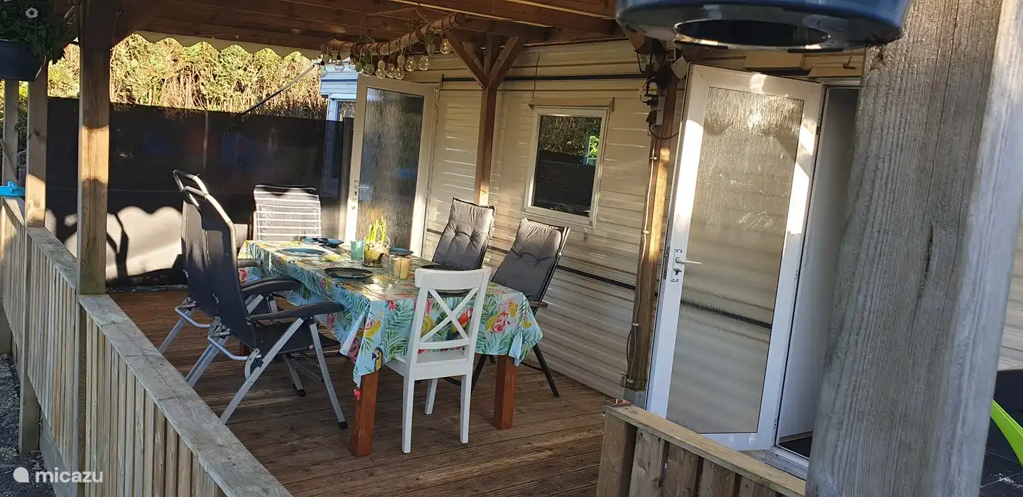 Geräumige Veranda mit Gasgrill und Esstisch + Stühlen