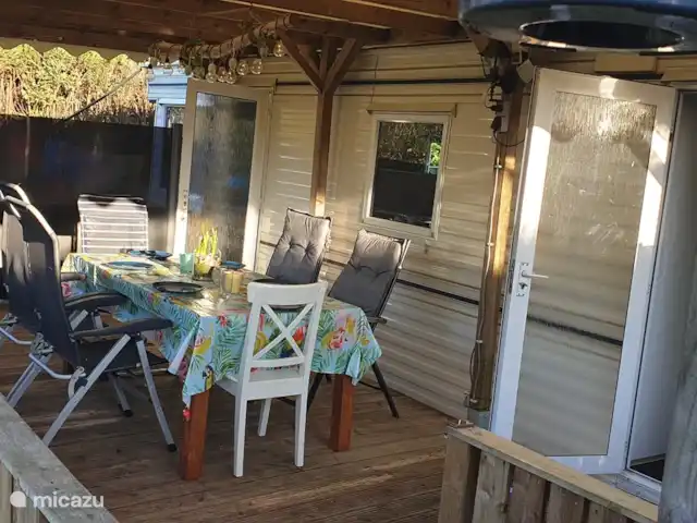 Buitenhuis le mobil-home n° 70 | Pays-Bas, Overijssel, Raalte - mobil-home Véranda spacieuse avec BBQ au gaz et table à manger + chaises