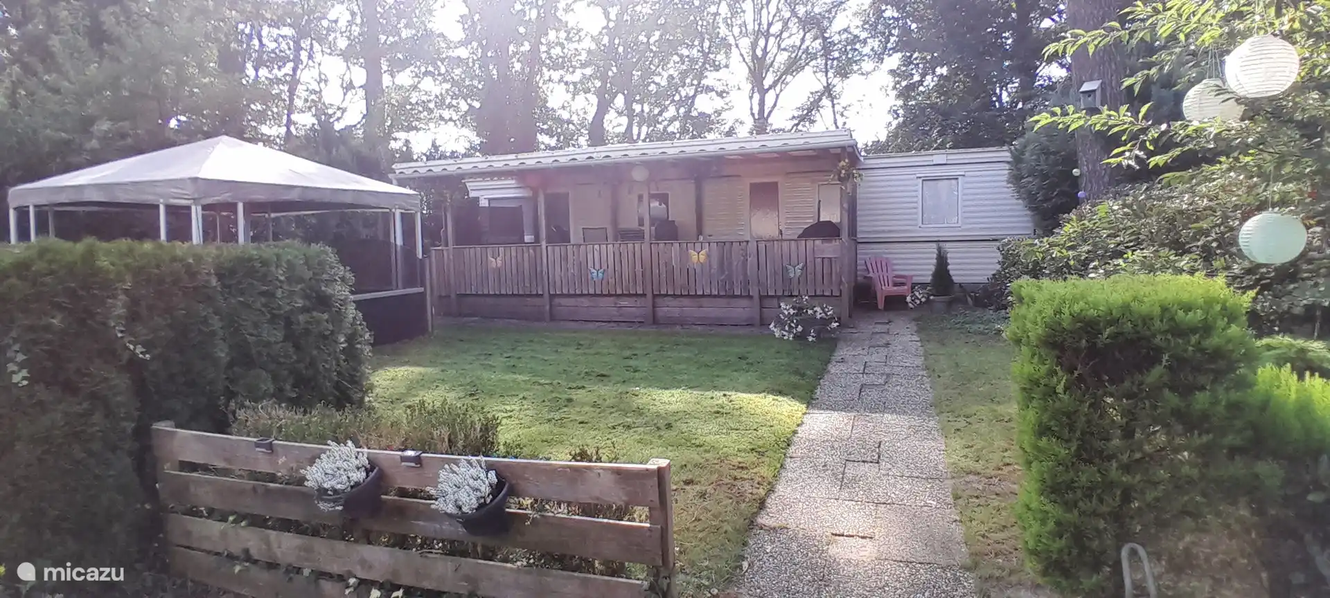 Schöner großer Garten und Pavillon mit Lounge-Set