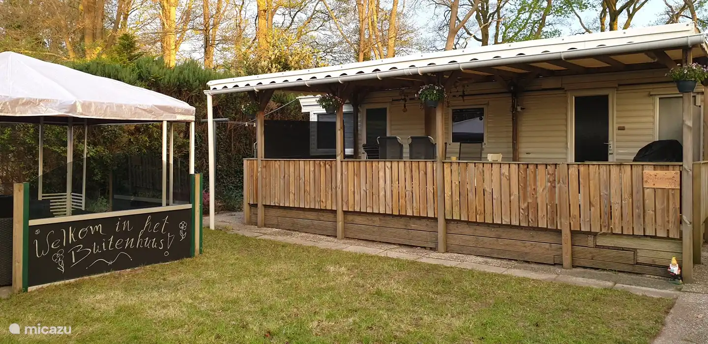 Großer Garten mit Lounge-Set