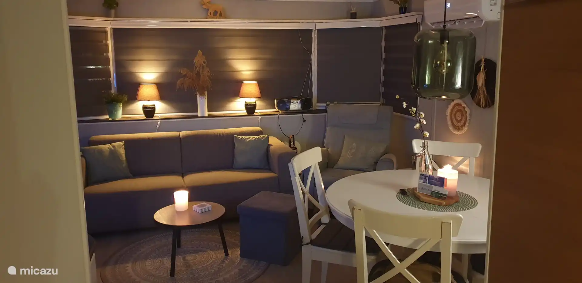 Das Wohnzimmer ist auch abends attraktiv