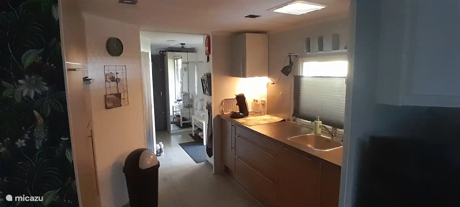 Küche mit 2 Elektroherdplatten und Geschirrspüler