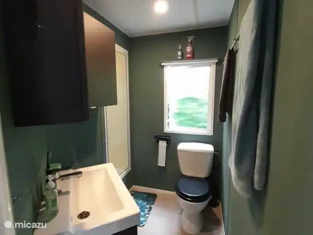 Buitenhuis le mobil-home n° 70 | Pays-Bas, Overijssel, Raalte - mobil-home Salle de bain avec douche, lavabo et toilette