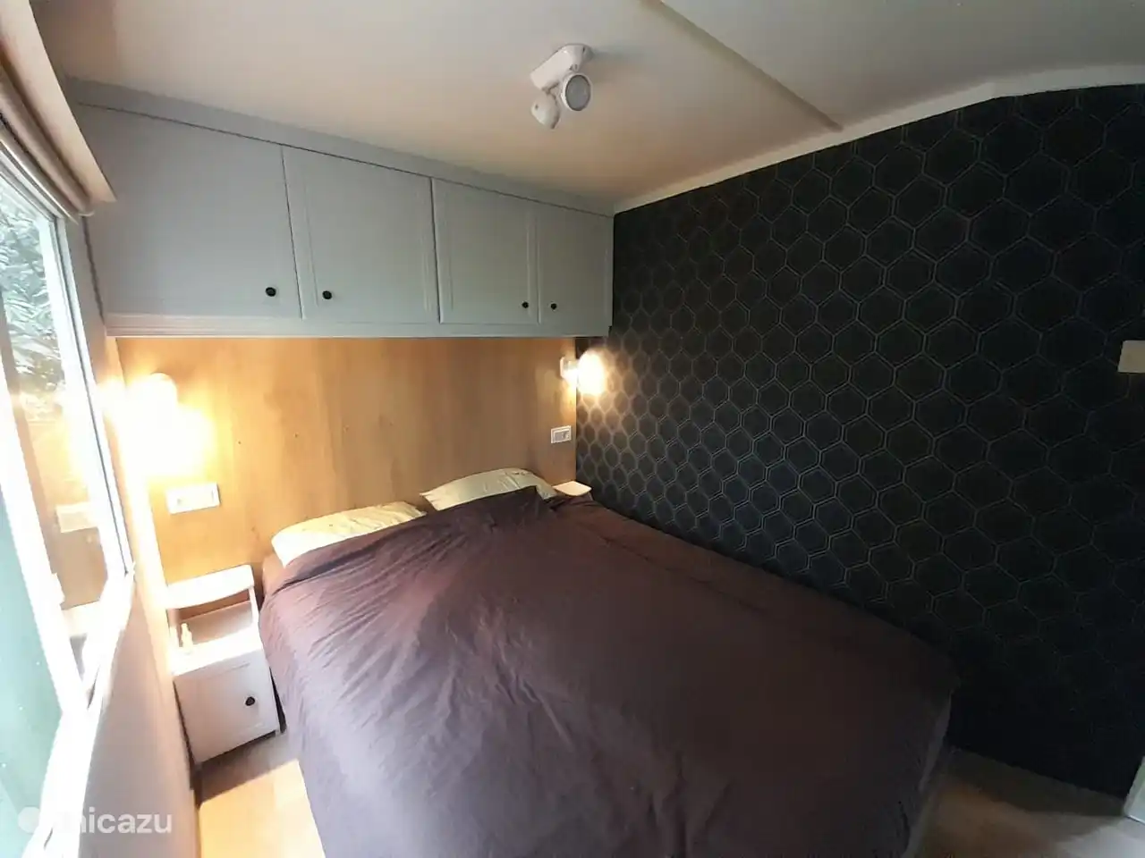 Schlafzimmer mit Boxspringbett für 2 Personen