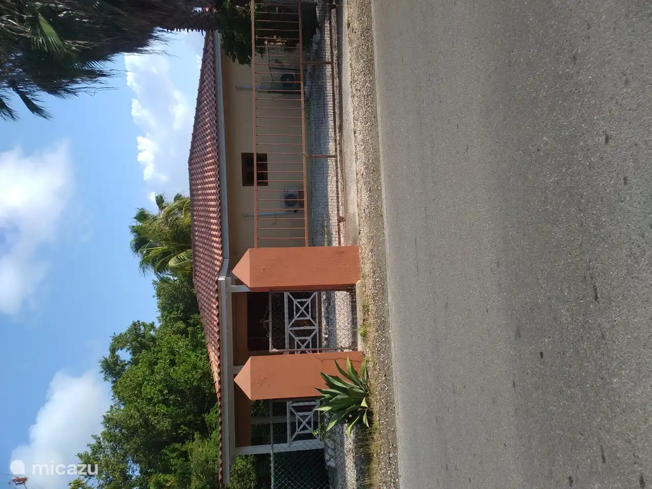 Voorkant van vakantiehuis op loop afstand natuurgebied met flamingo's en het natuurpark Den Dunki
