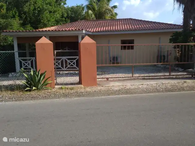 Location de Vacances Curaçao, Curaçao-Centre, Bottelier, maison de vacances - Sorsaka W-11 La façade de la maison de vacances se trouve à distance de marche d'une réserve naturelle avec des flamants roses et du parc naturel de Den Dunki