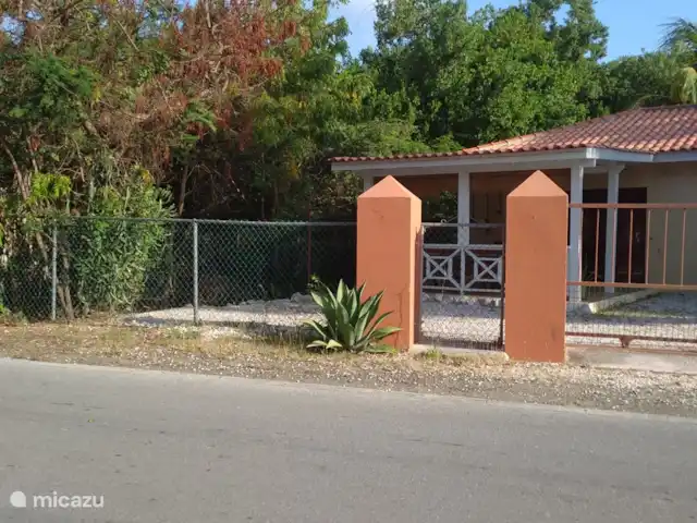 Location de Vacances Curaçao, Curaçao-Centre, Bottelier, maison de vacances - Sorsaka W-11 devant la maison de vacances