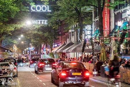 Trendiges Nachtleben in Rotterdam; das weiße de mit straße !