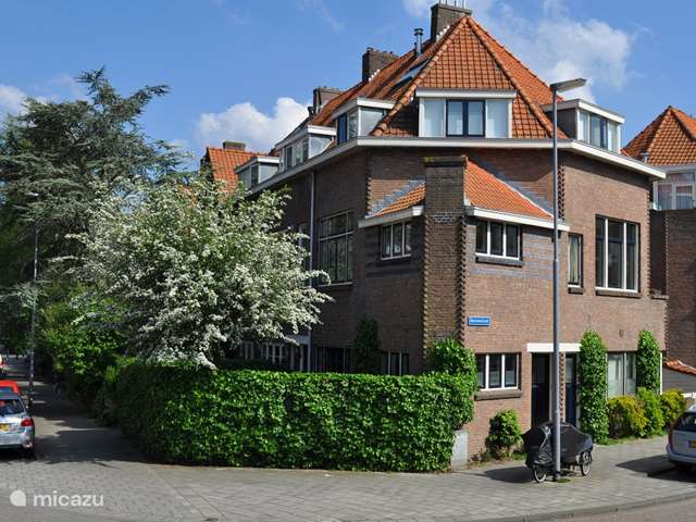 Mountainbiken, Nederland, Zuid-Holland, Rotterdam, stadswoning Onder architectuur vernieuwd huis