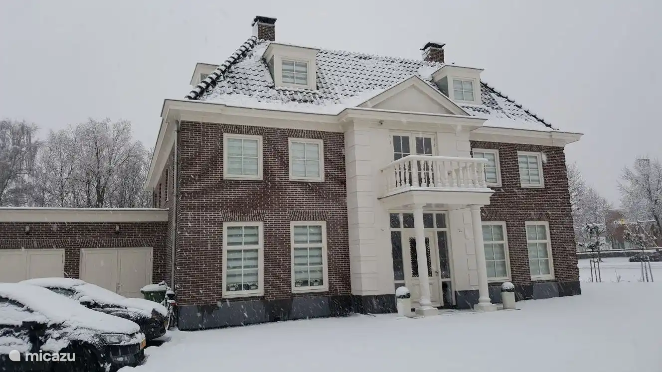 Casa de vista frontal en invierno