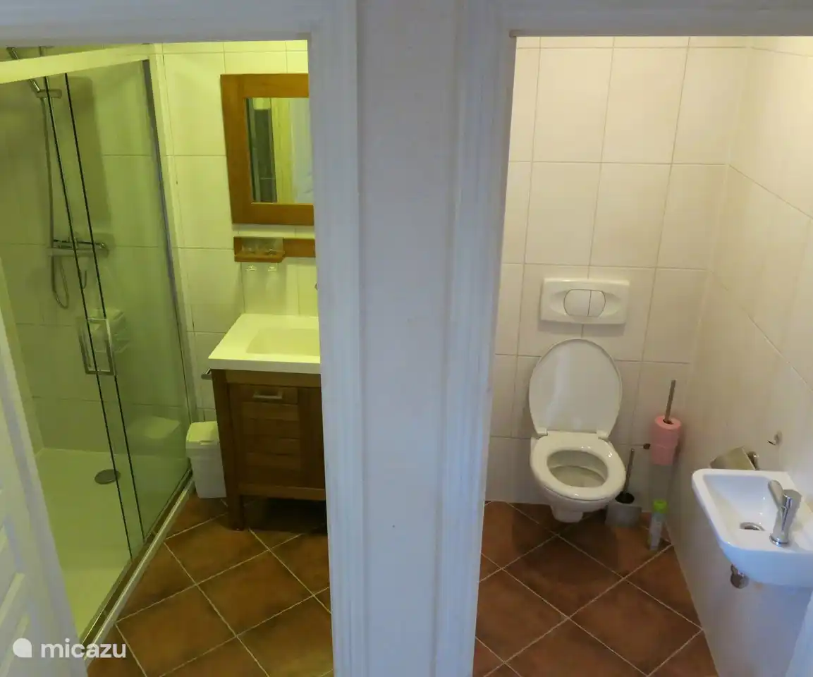 Badezimmer und Toilette