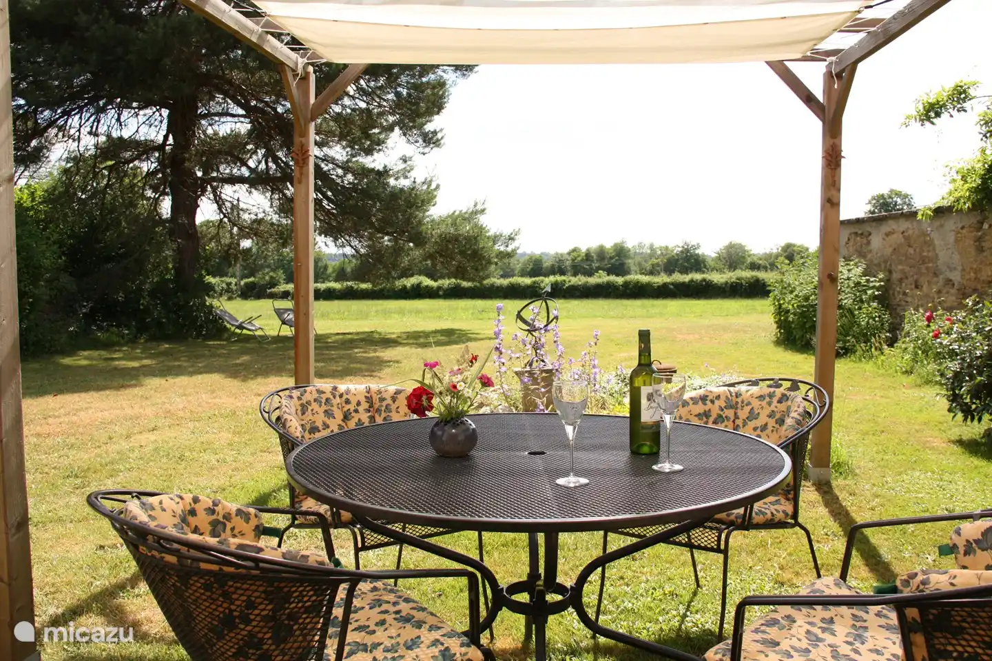Terrasse mit Blick auf den Garten