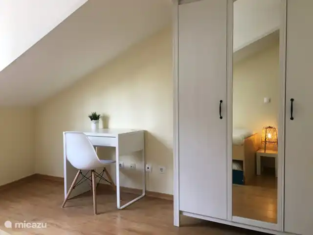 Emplacement privilégié au centre de Lisbonne | Portugal, Lisbonne, Lissabon - appartement L'armoire avec miroir