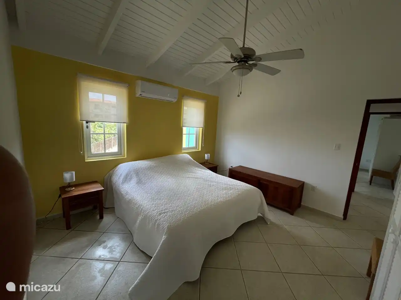 2. Schlafzimmer, das Bett kann optional in zwei Teile geteilt werden 