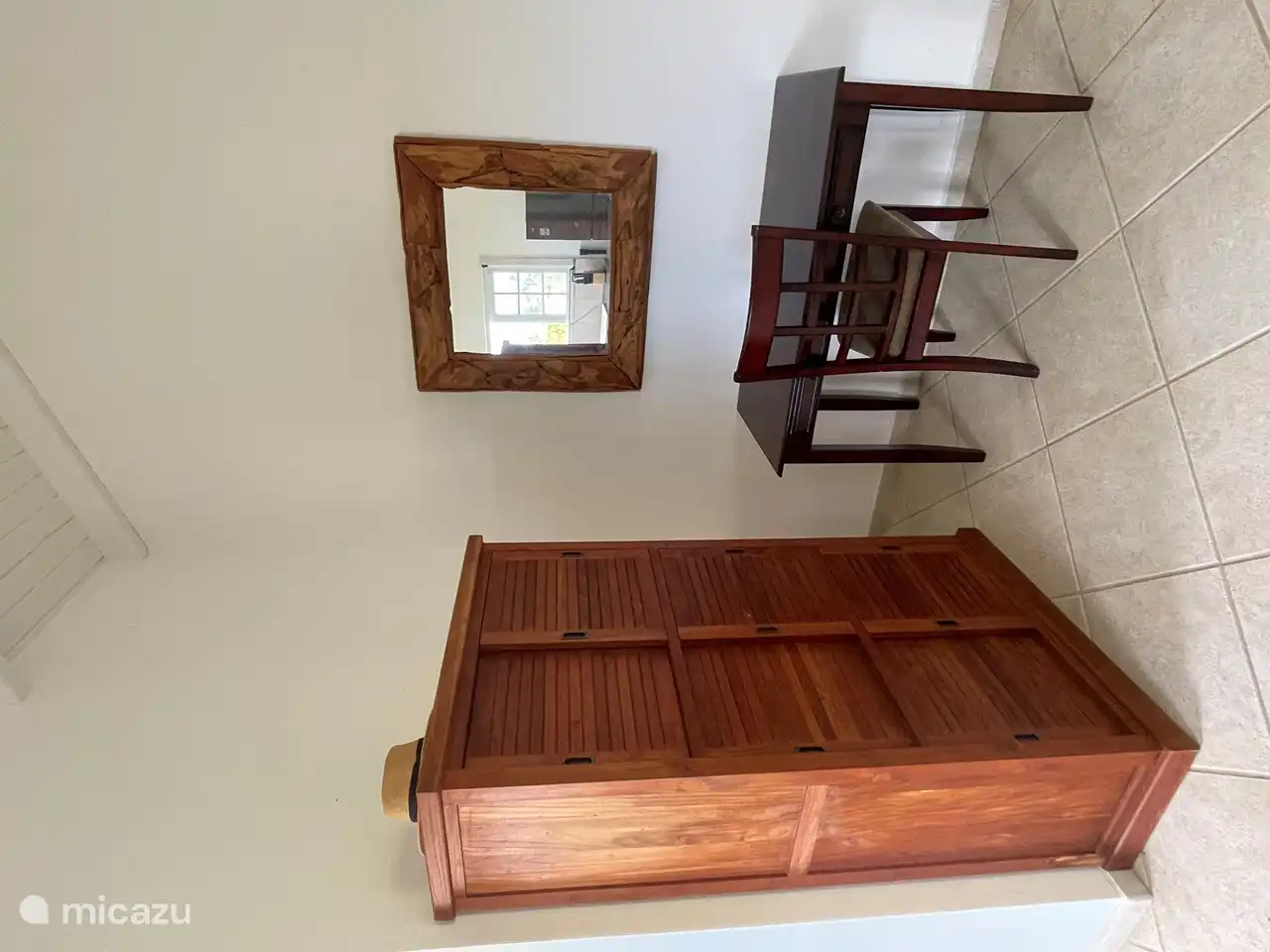 Geschirrschrank und Arbeitsplatz 