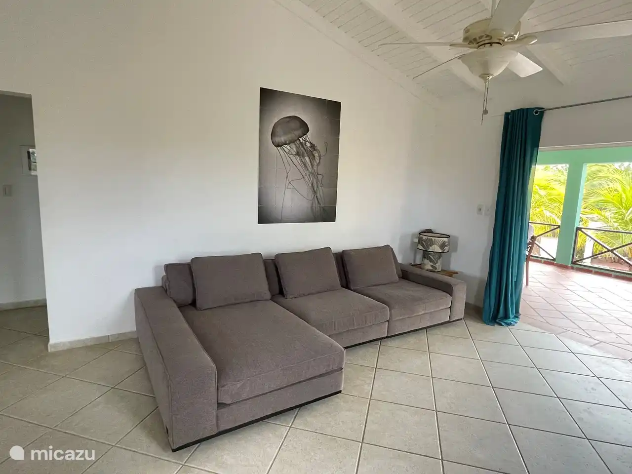 Schönes Lounge-Sofa, Wohnzimmer. 