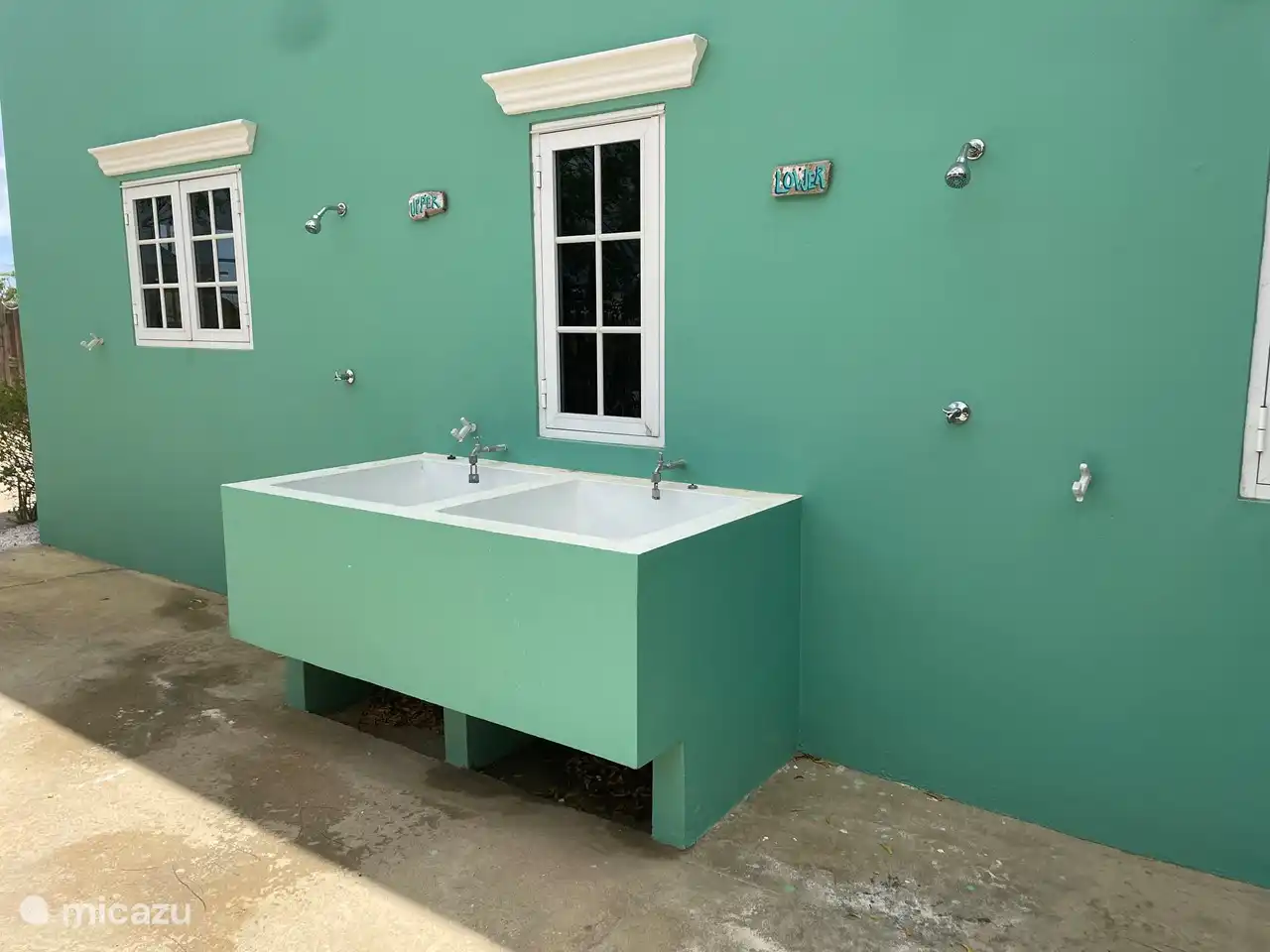 Private Außendusche und Spültank für Tauchausrüstung