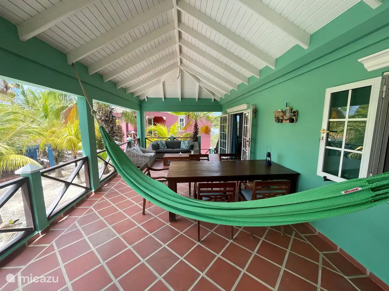 Hängematte, Esstisch und Lounge-Set auf der geräumigen Veranda