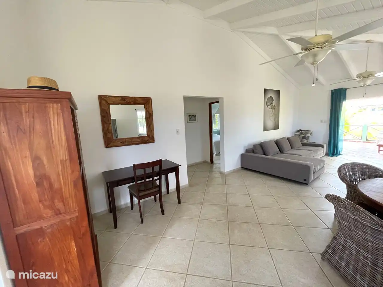 Wohnzimmer mit Arbeitstisch