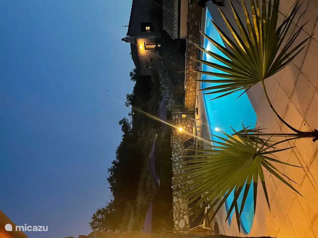 Schwimmbad in der Nacht