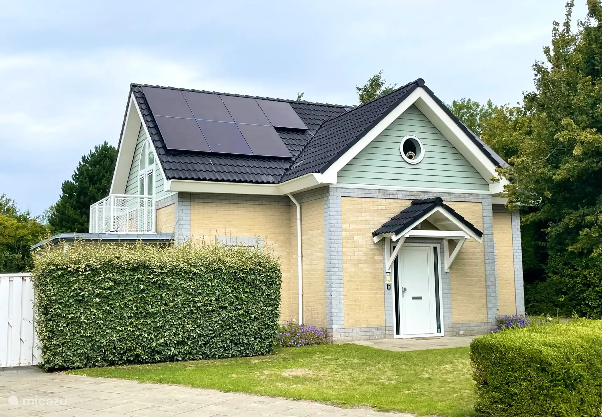 Vorderansicht, rechts befinden sich 2 Stellplätze (hintereinander) vor der Garage, links Parkplatz vor dem Gartentor