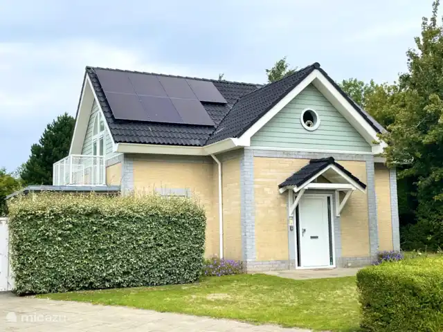 Villa spacieuse avec piscine privée chauffée | Pays-Bas, Zélande, Kamperland - villa Vue de face, à droite se trouvent 2 places de parking (l’une derrière l’autre) devant le garage, à gauche une place de parking devant le portail du jardin